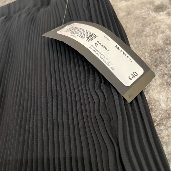 NWT black and white pleated maxi skirt - Picture 3 of 4